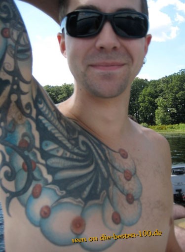 Die besten 100 Bilder in der Kategorie lustige_tattoos: nipple tattoo