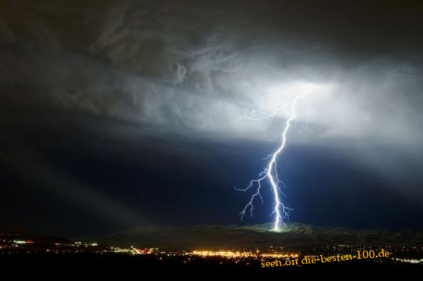 Blitzeinschlag in Berg - erstaunliches Foto