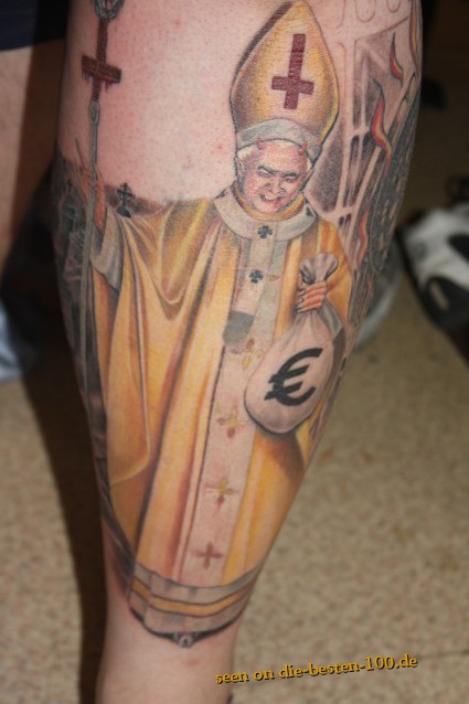Die besten 100 Bilder in der Kategorie lustige_tattoos: Papst Benedikt Tattoo auf Wade