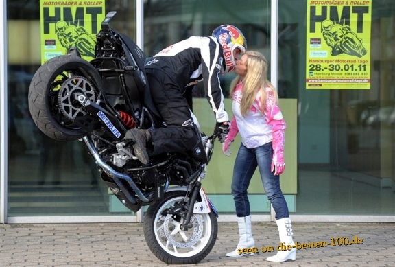 Die besten 100 Bilder in der Kategorie motorraeder: Motorrad-Stunt mit Kuss