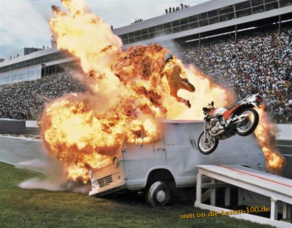 GefÃ¤hrlicher Motorrad-Stunt durch Flammen