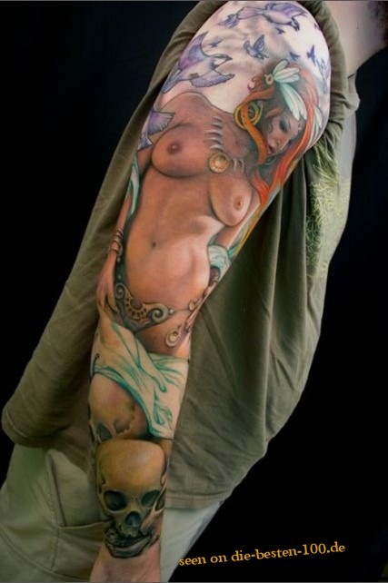 Die besten 100 Bilder in der Kategorie coole_tattoos: Cool gestochenes Tattoo mit Chick und Skulls