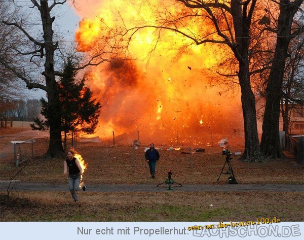 Die besten 100 Bilder in der Kategorie schlimme_sachen: WTF - Was ist das denn fÃ¼r ein Bild? Explosion mit brennendem Mann
