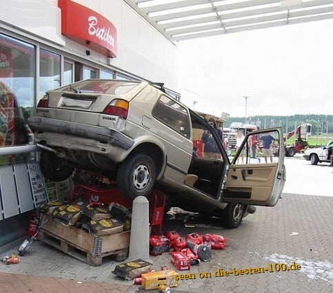 Unfall an Tankstelle