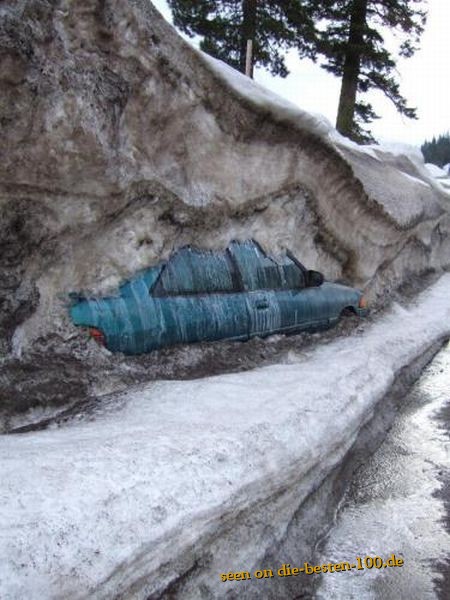 Auto unter Schnee begraben