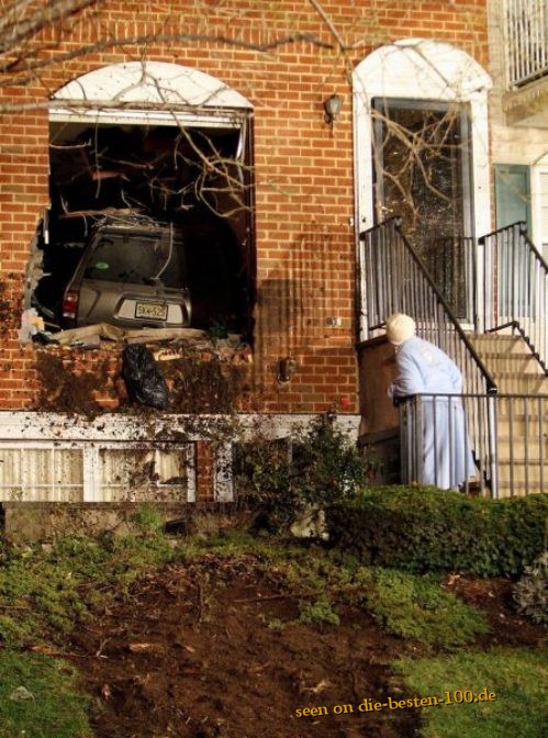 Die besten 100 Bilder in der Kategorie unfaelle: Parkplatz gefunden - Auto-Unfall in Haus