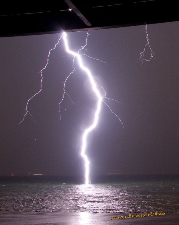 Blitzeinschlag im Meer