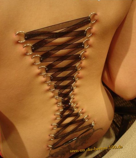 Die besten 100 Bilder in der Kategorie piercing: Bruststraffung - Korsett-Piercing auf RÃ¼cken