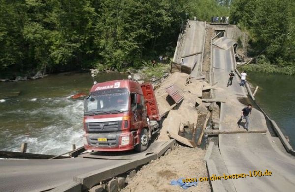 Die besten 100 Bilder in der Kategorie unfaelle: Schwerer LKW bringt BrÃ¼cke zum Einsturz