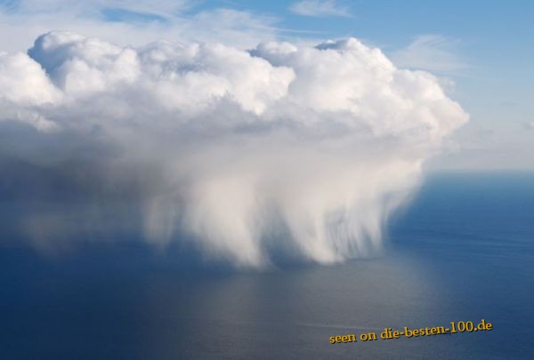 Die besten 100 Bilder in der Kategorie wolken: Big Raining Cloud over Sea