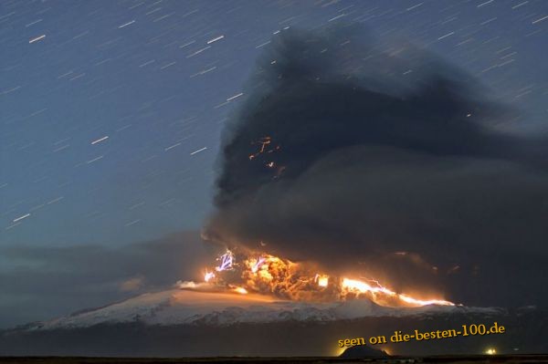Vulkanausbruch mit Blitz