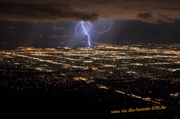 Die besten 100 Bilder in der Kategorie wolken: Flash over City - Fantastic Awesome Beautiful Nature