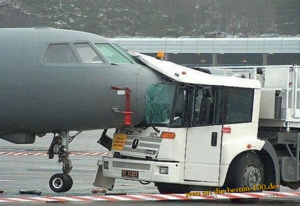 Die besten 100 Bilder in der Kategorie unfaelle: Flugzeug Laster Unfall