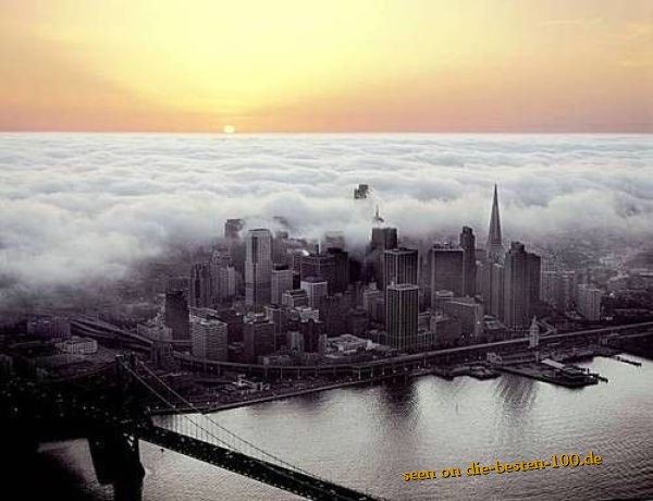 Die besten 100 Bilder in der Kategorie natur: The Fog - Wolkenwand rollt Ã¼ber Stadt