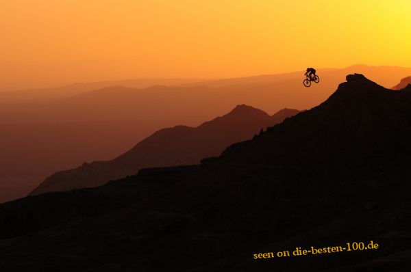Die besten 100 Bilder in der Kategorie fahrraeder: Romantischer Fahrradsprung im Sonnenuntergang
