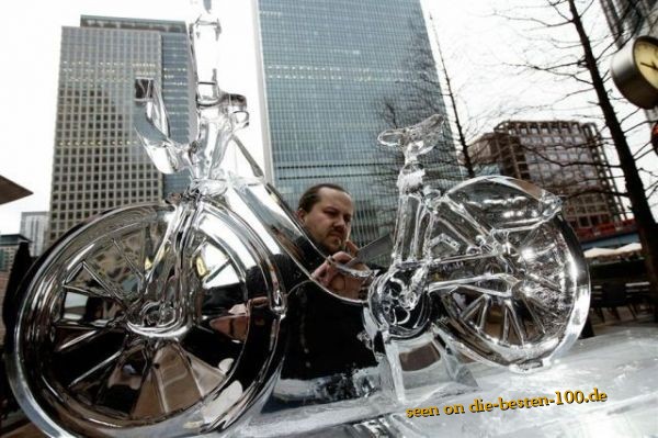 Erstaunliche Eisskulptur - Fahrrad aus Eis