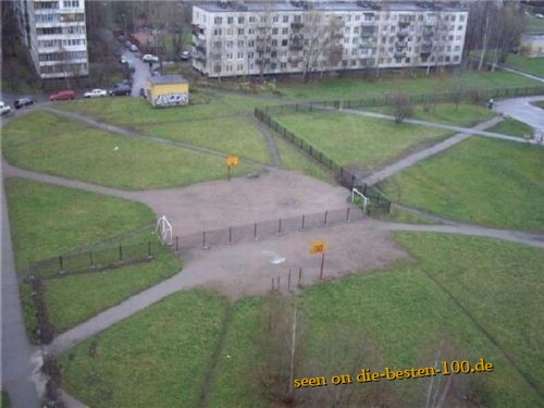 Die besten 100 Bilder in der Kategorie hirnlos: Interressantes Fussballspiel - Zaun Ã¼ber Fussballplatz