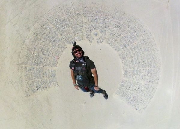 Cooler Fallschirmsprung auf Burning Man Festival