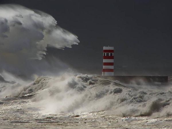 Die besten 100 Bilder in der Kategorie natur: Monster Wellen an KÃ¼ste