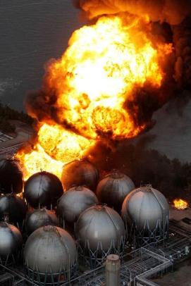 Die besten 100 Bilder in der Kategorie explosionen: Explosion in Raffinerie