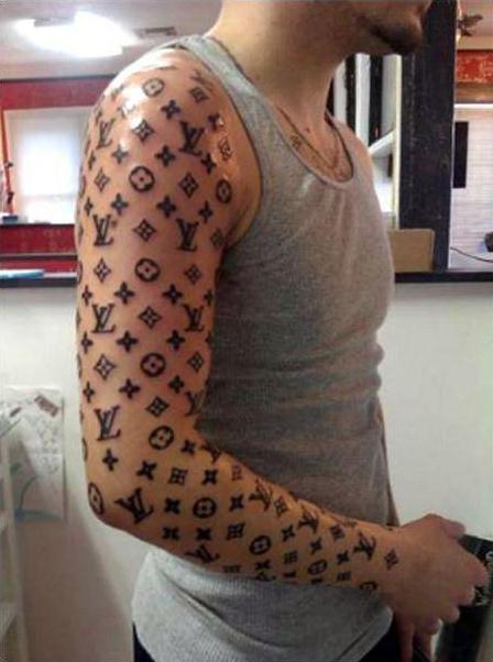Die besten 100 Bilder in der Kategorie schlechte_tattoos: Fehlt nur noch die Handtasche!