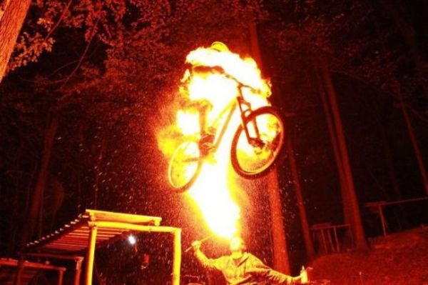 Seems to be hot - Mountainbike Sprung durch Feuer