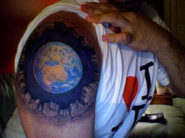 Die besten 100 Bilder in der Kategorie coole_tattoos: Coole 3D Earth Tattoo