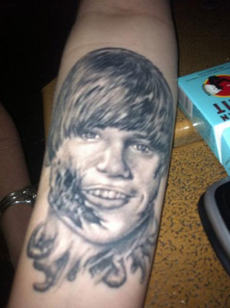 Die besten 100 Bilder in der Kategorie horror_tattoos: Justin Bieber Horror Zombie Tattoo