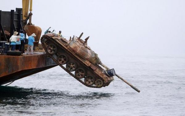 Die besten 100 Bilder in der Kategorie allgemein: Uuuups, vom Schiff gefallen - Panzer Entsorgung