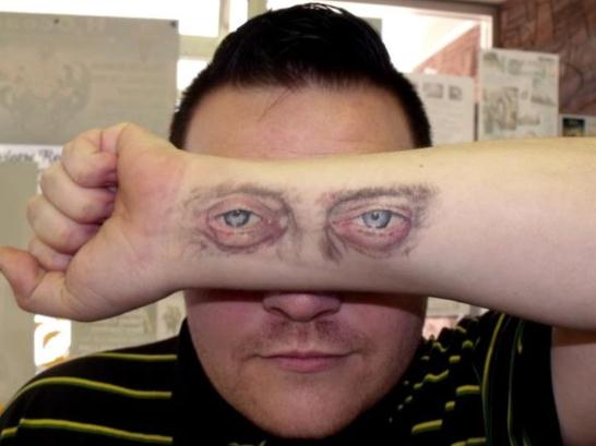 Die besten 100 Bilder in der Kategorie lustige_tattoos: Buscemi Augen TAttoo