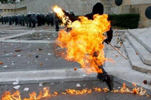 Die besten 100 Bilder in der Kategorie gefaehrlich: Griechischer Demonstrant mit Molotov Cocktail