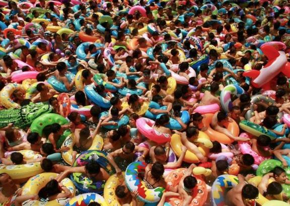 Die besten 100 Bilder in der Kategorie menschen: Lust auf Schwimmbad? Asian crowded Swimming Pool