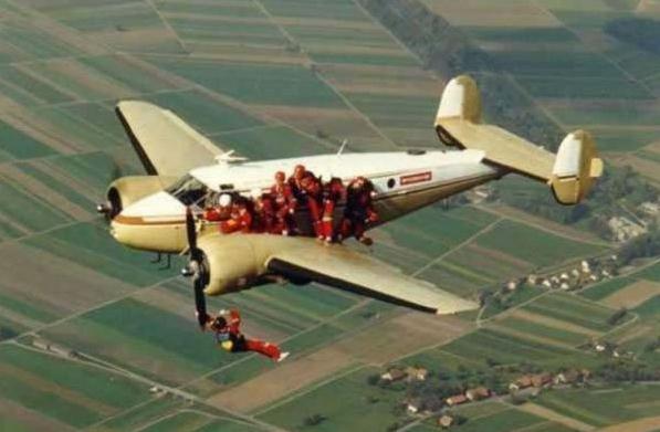 Die besten 100 Bilder in der Kategorie flugzeuge: Fallschirmspringer klettern an Flugzeug herum