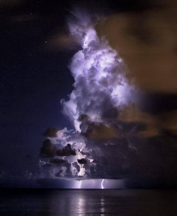 Die besten 100 Bilder in der Kategorie wolken: SchÃ¶ne Riesen Gewitterwolke bei Nacht Ã¼ber Meer