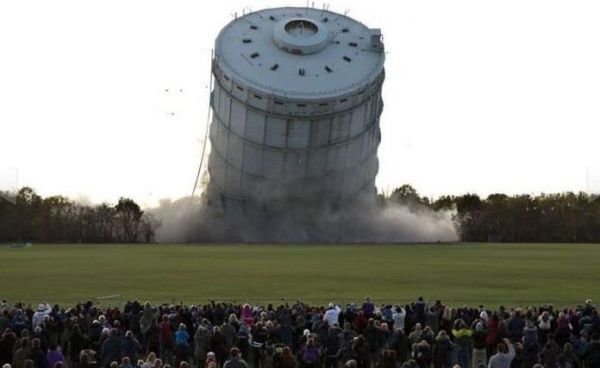 Die besten 100 Bilder in der Kategorie explosionen: Turm fÃ¤llt