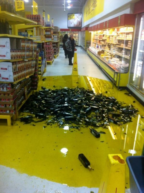 Achtung rutschig - Oliven-Ãl Desaster im Supermarkt