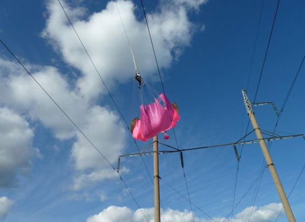 Die besten 100 Bilder in der Kategorie gefaehrlich: Mal so richtig abhÃ¤ngen - Fallschirmsprung Fehler in Stromleitung