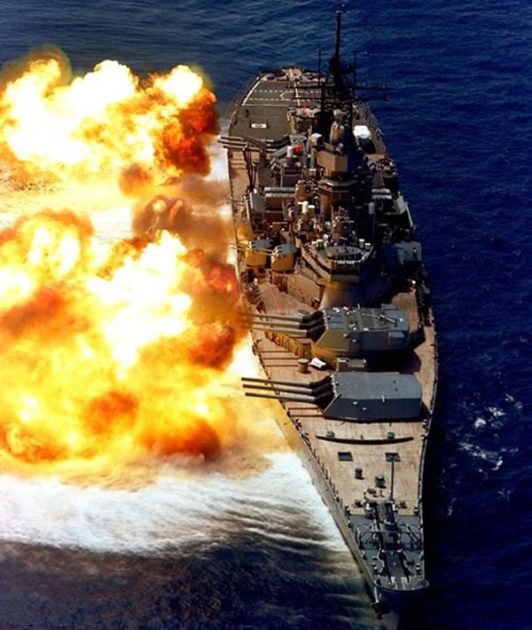 Feuer Frei - Kriegsschiff feuert aus allen Rohren