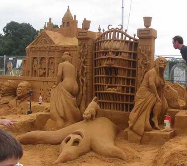 Die besten 100 Bilder in der Kategorie sand_kunst: Horror Geister Schloss Sandburg Kunst