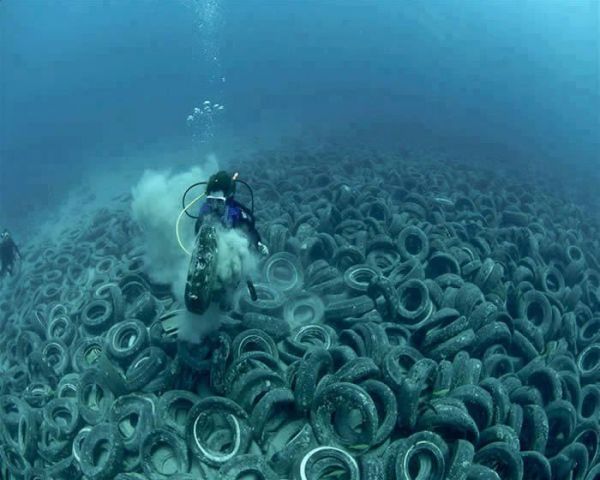 Unterwasser Reifenhandel - Umwelt-Sauerei