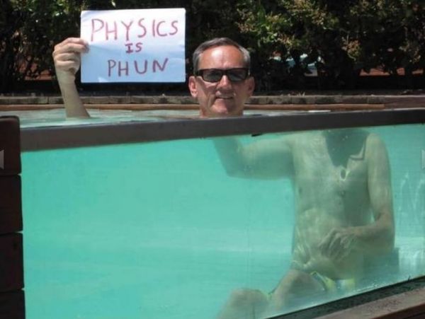 Die besten 100 Bilder in der Kategorie optischetaeuschung: Physics is Phun - Das Licht geht solange ins Wasser bis es bricht