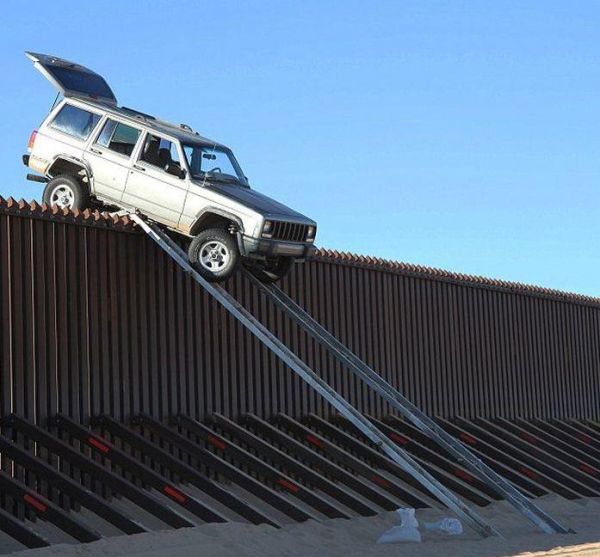 Mexikanische Schmuggler versuchen Ã¼ber den Grenzwall zwischen USA and Mexico zu fahren.