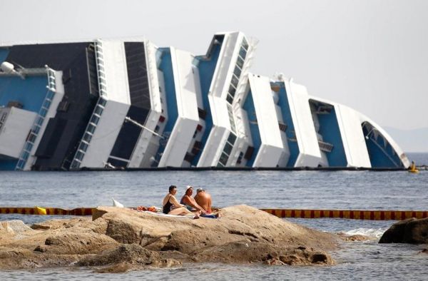 Schaulustiges Sonnenbad vor gesunkener Costa Concordia Havarie