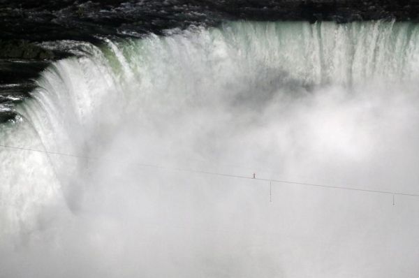 Nik Wallenda auf dem Hochseil Ã¼ber Niagara Falls