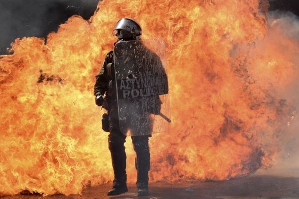 Die besten 100 Bilder in der Kategorie gefaehrlich: Griechischer Polizist bei Protesten gegen Sparmassnahmen in Griechenland