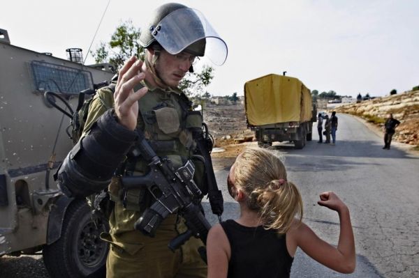 Die besten 100 Bilder in der Kategorie menschen: PalÃ¤stinensisches MÃ¤dchen gegen Israelischen Soldat