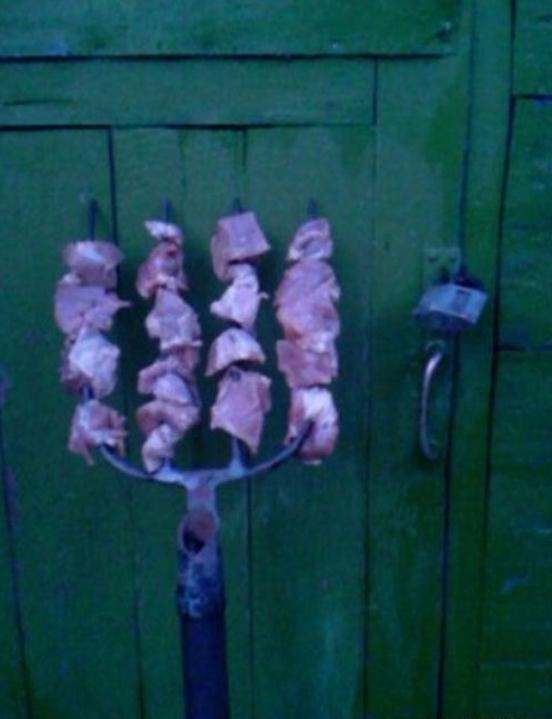 Die besten 100 Bilder in der Kategorie clever: Grill Ersatz - Mistgabel grillen