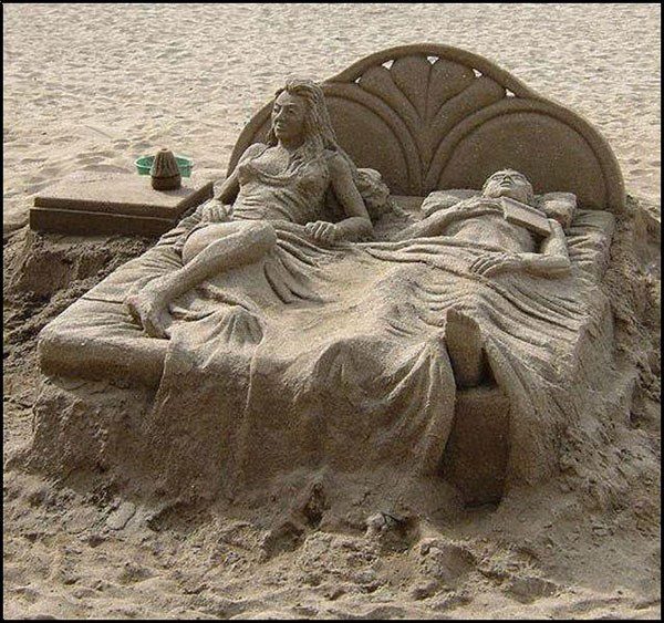 Die besten 100 Bilder in der Kategorie sand_kunst: Schlafen am Strand Sand Kunst
