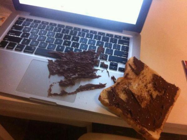 StÃ¶rt doch kaum - Breakfast Accident on Macbook 
