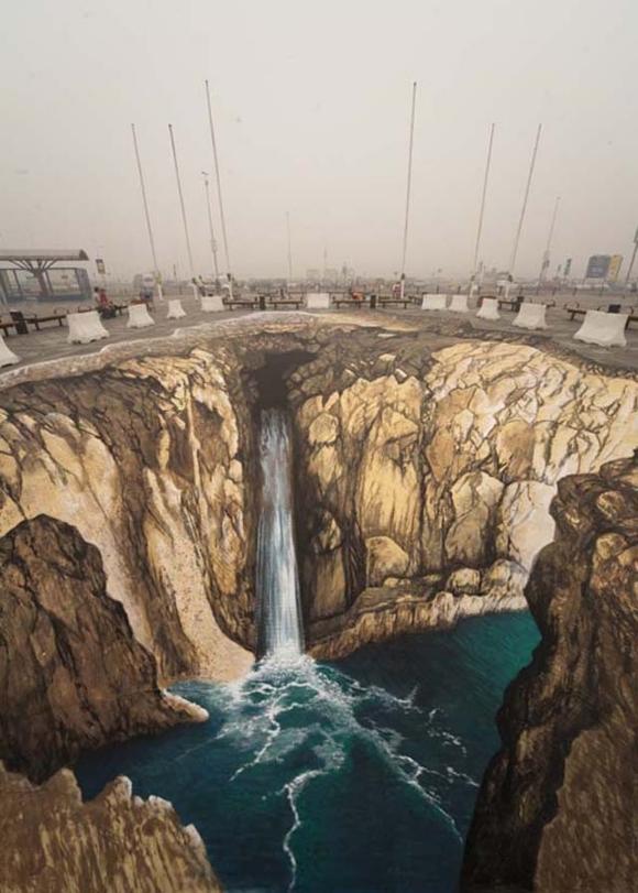 Die besten 100 Bilder in der Kategorie strassenmalerei: 3D Schlucht mit Wasserfall Strassenkunst